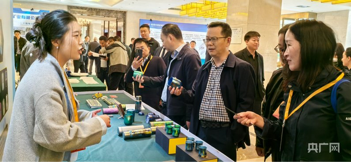 中国（哈密）钒钛链商大会现场  （央广网记者丁安  摄）