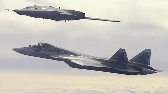 “猎人”无人机（上）与苏-57隐形战斗机并肩齐飞。（图源：俄国防部网站）