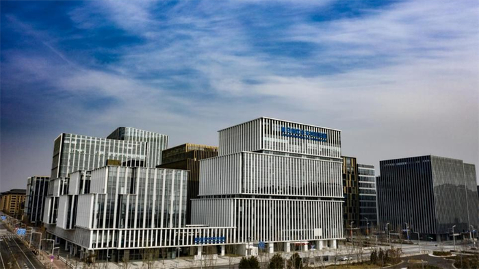 作为承接北京非首都功能疏解、聚集高端高新产业的重要载体，雄安新区中关村科技园一期入驻率近90%。