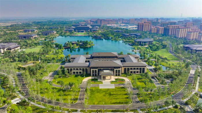 雄安国际酒店位于雄安新区容东片区西北部，商务服务中心北侧，是集国际峰会、政务接待、商务旅居于一体的东方园林式酒店。