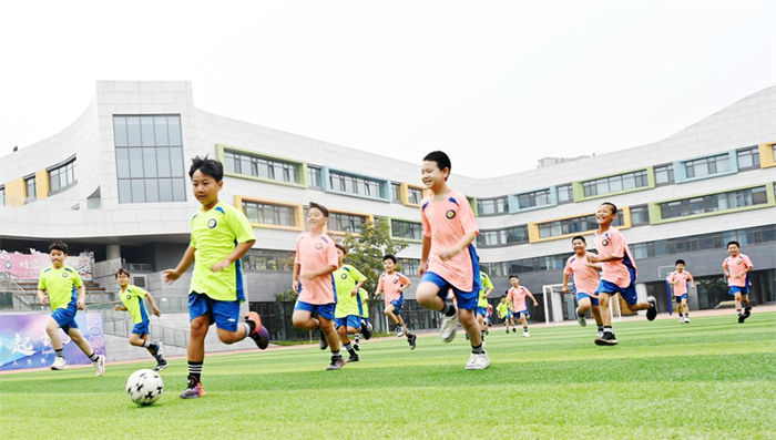 直饮水、林荫停车场、家门口的小型足球场，雄安集团倾心打造各种“妙不可言”的创新场景。河北日报记者刘光昱、田明 摄