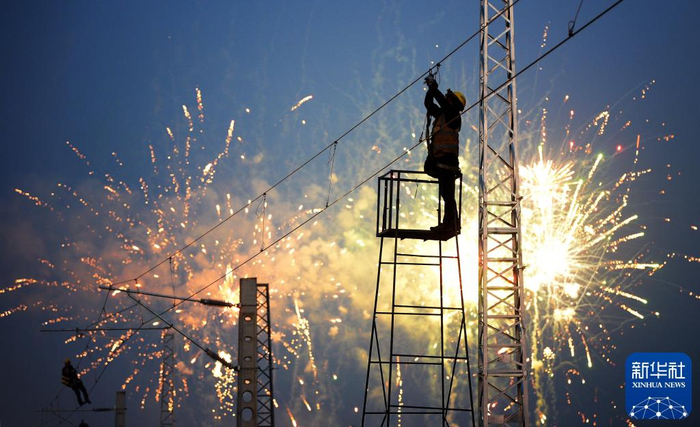 2020年1月7日，在西安火车站站改扩建工程新丰至窑村段施工现场，中铁七局的铁路建设者在进行铁路线路接触网施工。