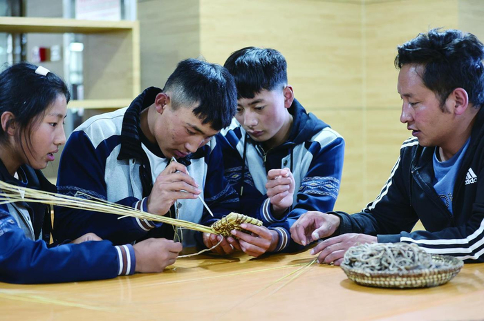 青海师范大学附属玉树实验学校非遗课堂。图片由学校提供