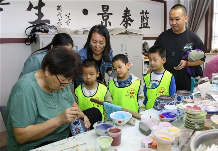     图为市民正在参观景泰蓝制作。本报通讯员 海涛 本报记者 王娜 摄