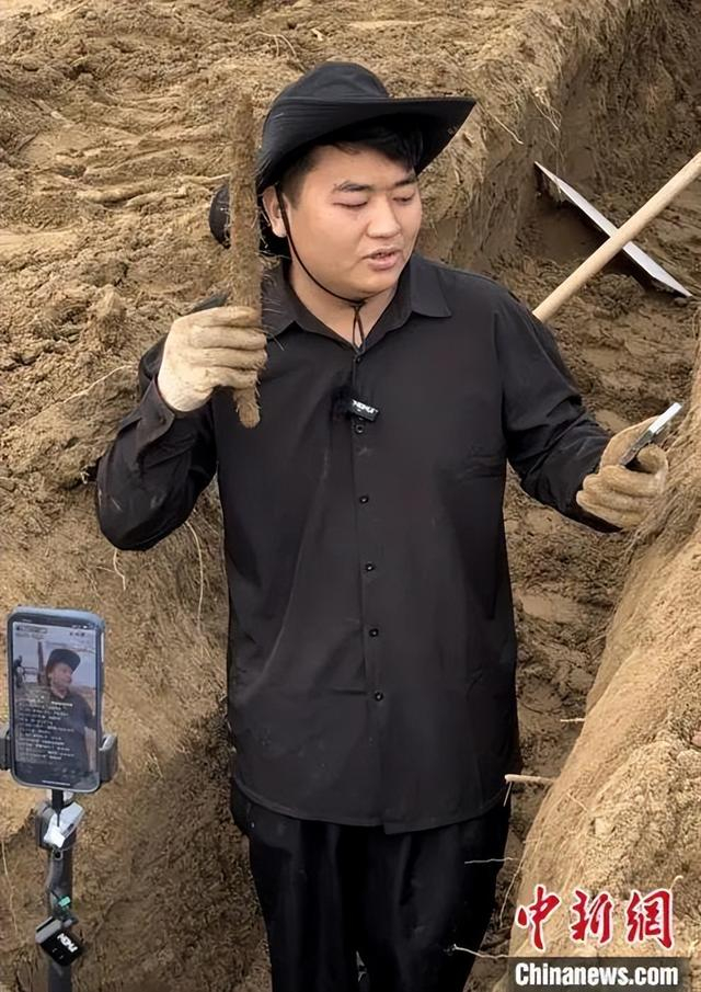 全进华在直播带货山药。受访者供图。