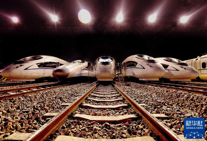 2016年9月6日，动车组列车停靠在郑州动车段停车场，等候进库检修。