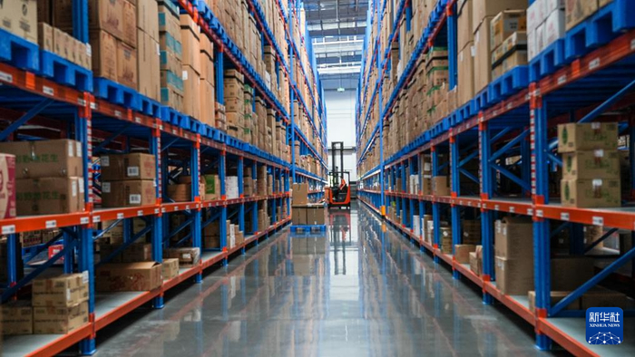   2024年8月21日拍摄的位于许昌的胖东来物流中心货仓。新华社记者 刘振坤 摄