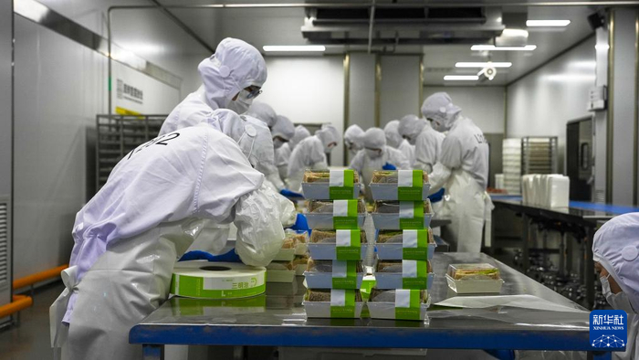   2024年8月21日，工作人员在位于许昌的胖东来中央厨房内忙碌。新华社记者 刘振坤 摄