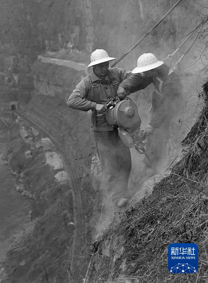 1974年3月，四川西昌铁路分局乌斯河工务段工人排除大渡河两侧悬崖峭壁上的危岩和孤石，保证成昆铁路安全通车。
