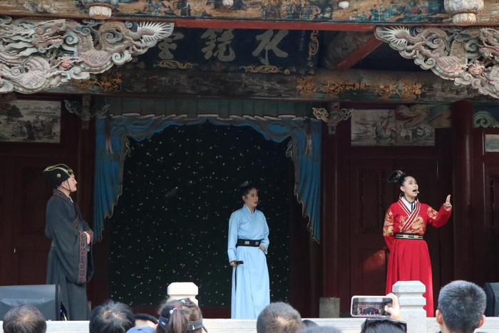 张瑾（中）和同事们在晋祠博物馆内表演话剧《唐风晋韵话晋祠》。（受访者供图）