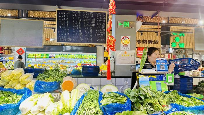 长宁区我家菜场一角。王崟欣摄