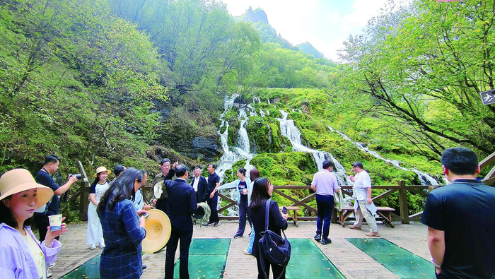 9月5日，游客打卡互助北山国家森林公园，畅享高山流水及自然景观。本报记者 陈俊 摄
