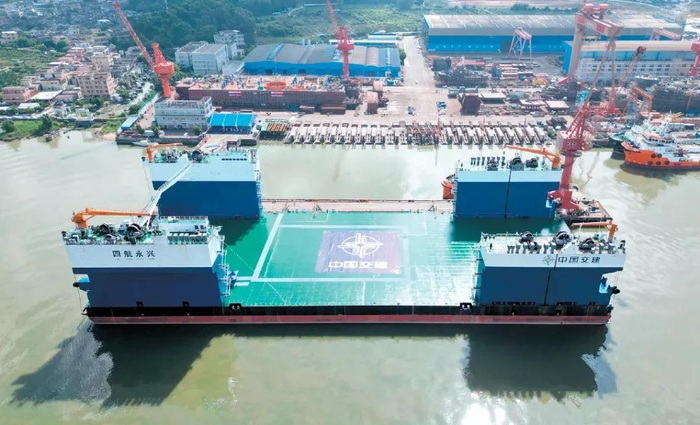位于江门的中交四航局航通公司建造了全球最大宽扁浅吃水型半潜驳船。皇智尧 摄