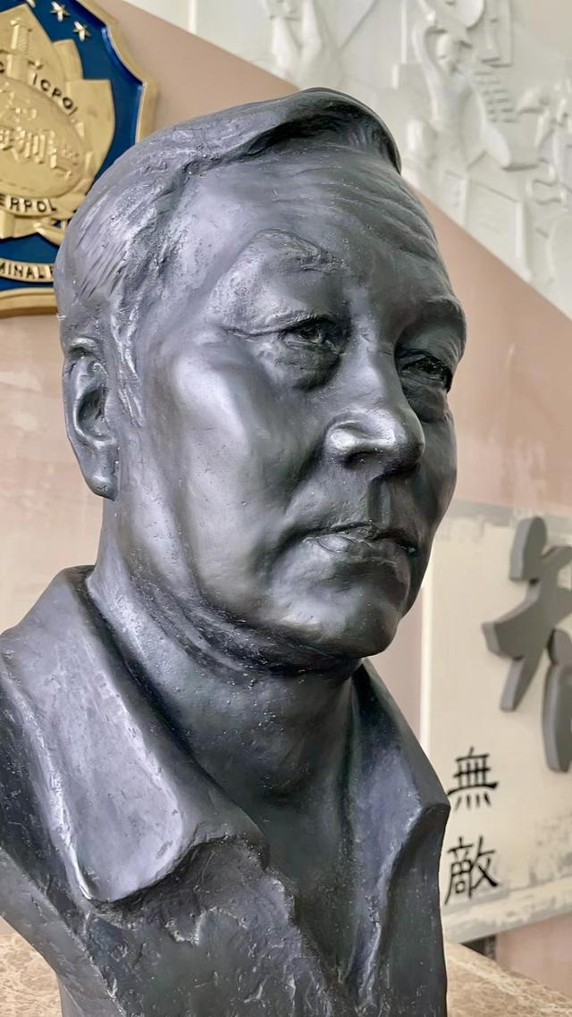 邱端敏和吴慧明塑的端木铜像 葛春峰摄