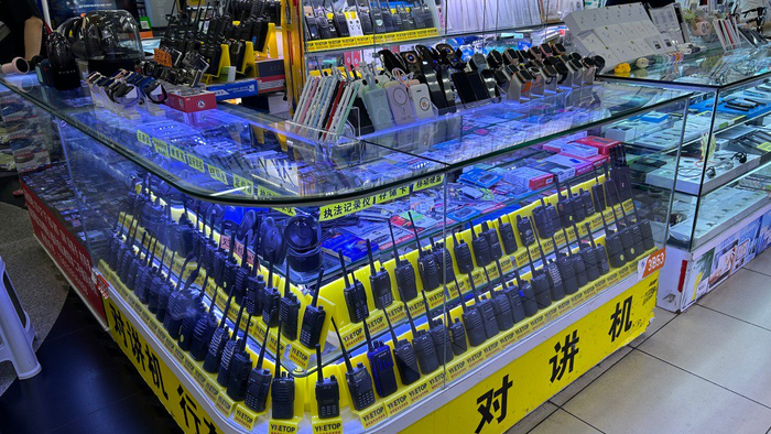 位于华强北的某个对讲机柜台