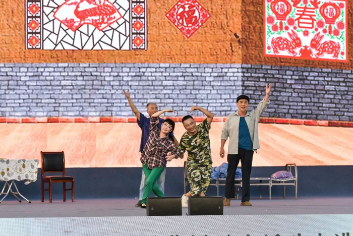 曹妃甸区双井镇村民自编自导自演移风易俗小品《死去活来》演出现场