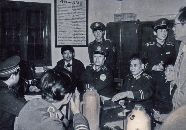 端木（中）参加案情分析会 吴明摄