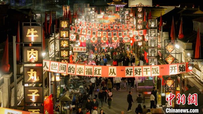 这座美丽县城里的旅游景区大寨、石马寺以及“那年昔阳”民俗沉浸式街区等成为游客携亲带友、打卡留念的热门目的地。赵晓丽摄