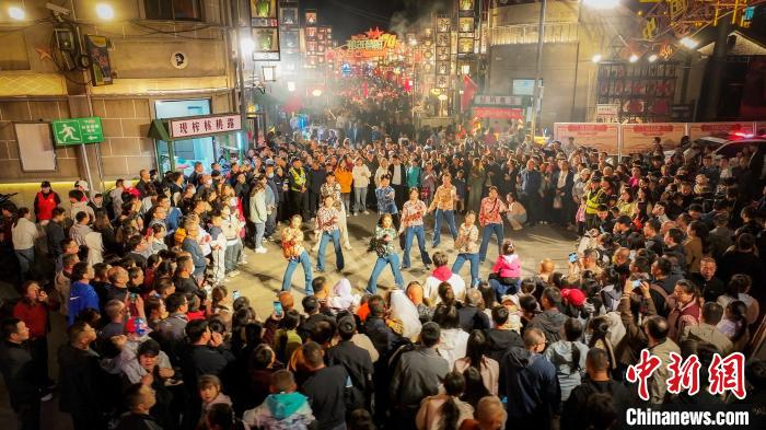 国庆假期，山西省昔阳县以其独特的农文旅新场景和沉浸式旅游体验，吸引了众多游客的目光。赵晓丽摄