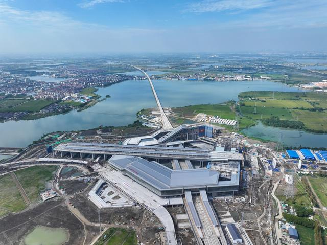 目前，苏州南站建成后将成为一座集高铁、城际铁路、城市地铁等于一体的综合交通枢纽车站。新华社记者 季春鹏 摄