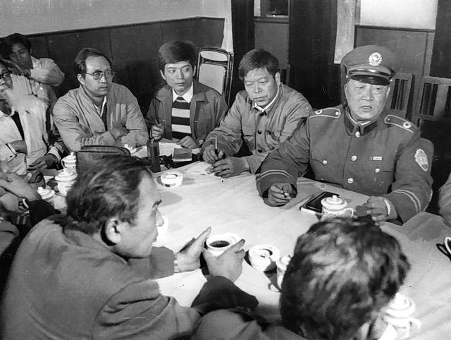 时任刑事侦查处处长的端木（右一）在指挥部署抓捕于双戈方案 胡明摄