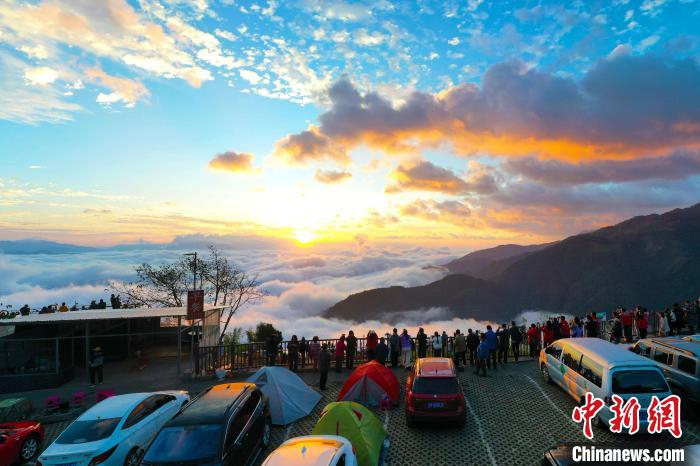 图为秋季游客观赏云南哀牢山云海日出景观。刀雪锋 摄