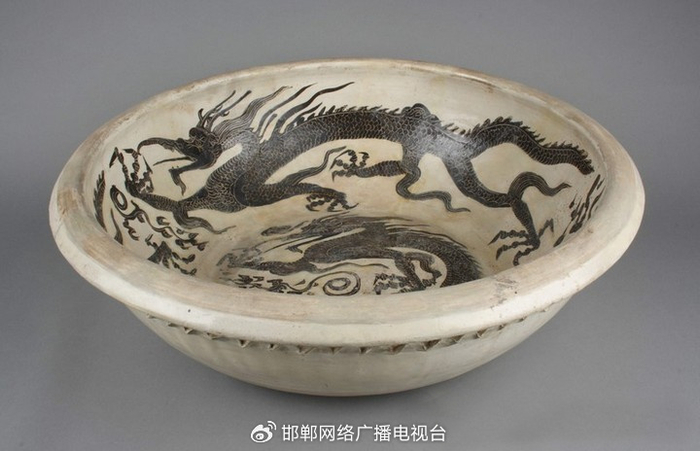 金代·白地黑花龙纹大盆（磁州窑博物馆 ）