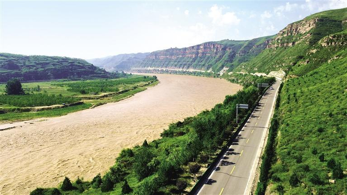 9月29日航拍的沿黄公路吴堡段。记者 马腾摄