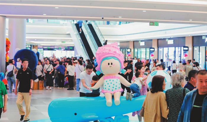         大连杉杉奥特莱斯广场，国庆假期客流量突破50万人次。采访对象供图