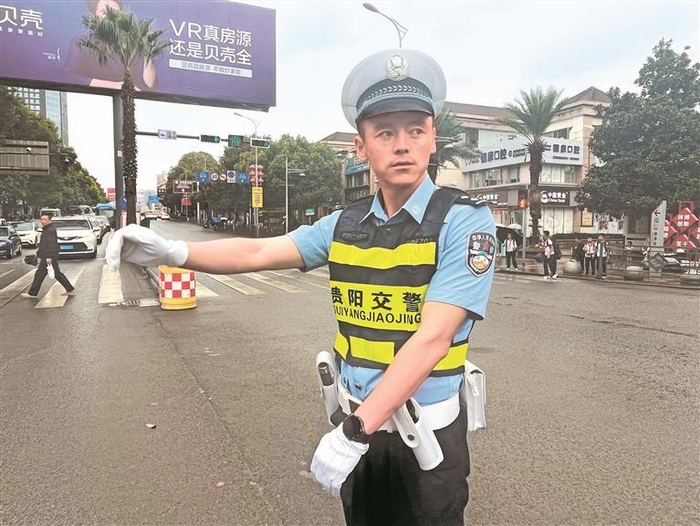 交警张刚在新光路口疏导交通。贵州日报天眼新闻记者 高伟 摄