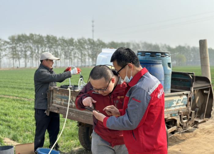 中和农信一站式种植服务站站长正在为社员提供农药服务