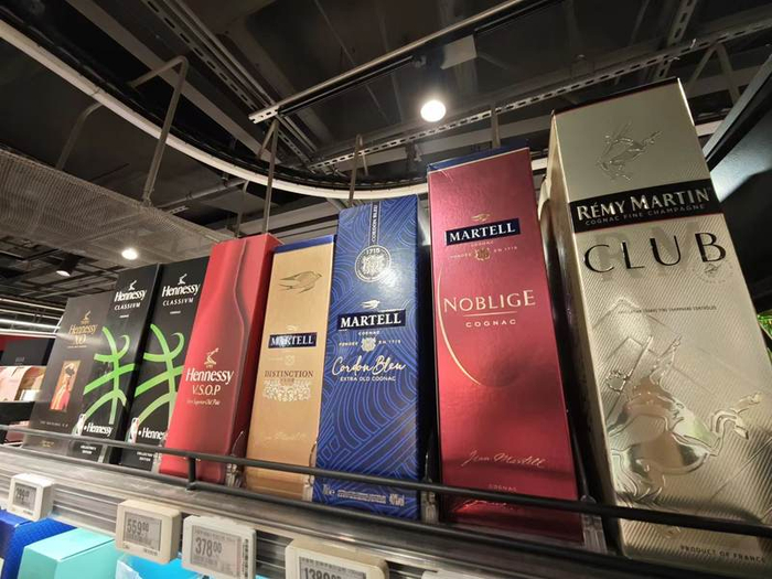 被实施临时反倾销措施的部分法国白兰地品牌。 新京报首席记者 郭铁 摄