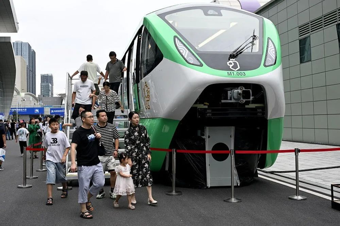 9月21日，在2024世界制造业大会上，人们参观体验阿尔斯通跨座式单轨列车。（黄博涵 摄）