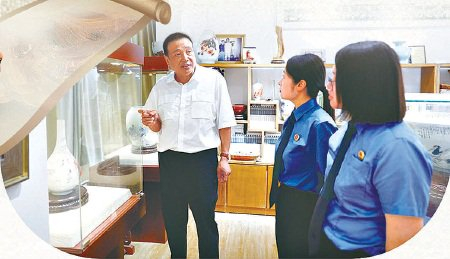 　　　8月2日，景德镇市检察院、景德镇市珠山区检察院检察官与全国人大代表王安维一起走访王隆夫故居“还经楼”。　黄莎摄