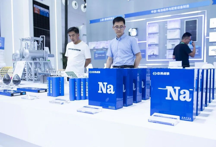 9月20日，观众在2024世界制造业大会展馆内了解方形铝壳钠离子电芯等产品。（傅天 摄）