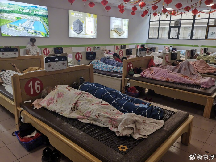 9月24日，可喜安郑州凌云路店内，老人们躺在温度设置在50℃到60℃之间的治疗仪上进行体验。新京报记者 程亚龙 摄