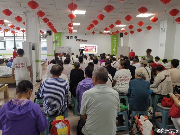 9月23日，可喜安郑州凌云路店内，等待体验的数十名顾客正在听店员讲课。 新京报记者 程亚龙 摄