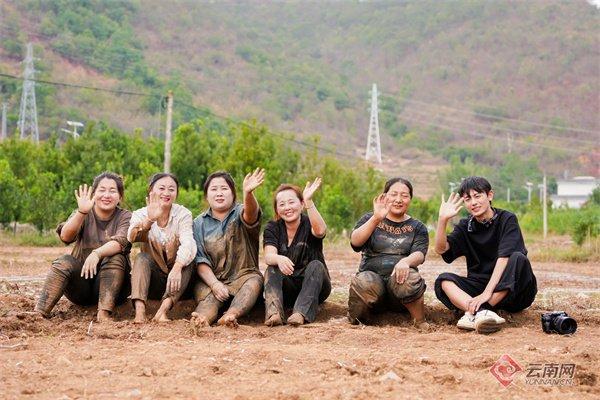 奔波于田间地头，讲述乡村故事。受访者供图