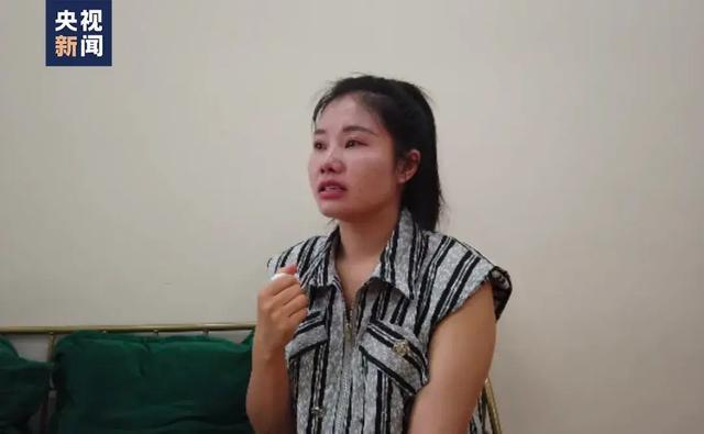 △回忆爸爸妈妈，杨妞花难掩悲痛。