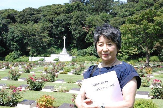 笹本妙子在位于日本横滨的英联邦阵亡者墓地。（图源：日本《朝日新闻》）