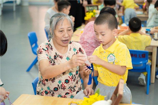 (老人与孩子一起走秀、制作茱萸香囊;孩子为老人敬茶)