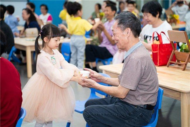 (老人与孩子一起走秀、制作茱萸香囊;孩子为老人敬茶)