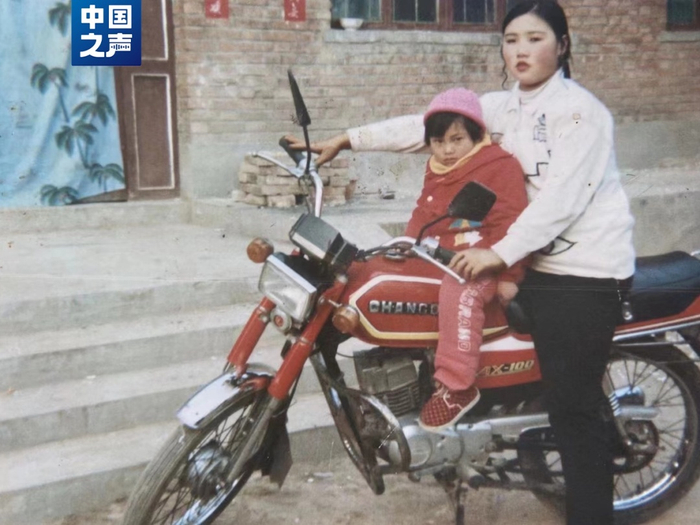 被拐后一个月左右，杨妞花和养家亲戚的合照。