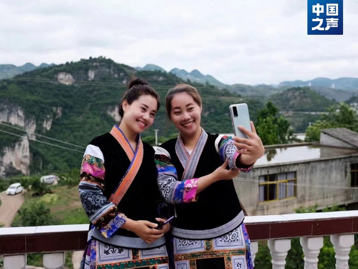 杨妞花（图左）和姐姐桑英