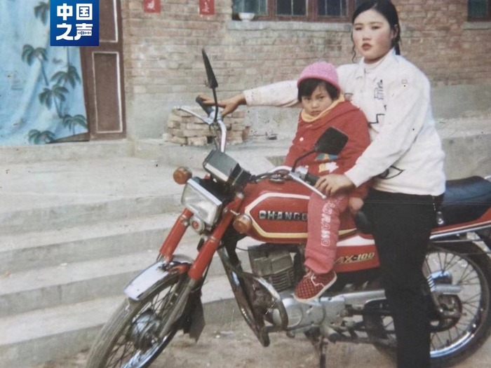 被拐后一个月左右，杨妞花和养家亲戚的合照。