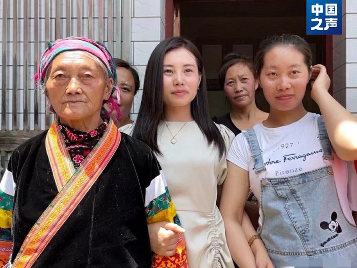 杨妞花和外婆（图左）、姐姐桑英（图右）。