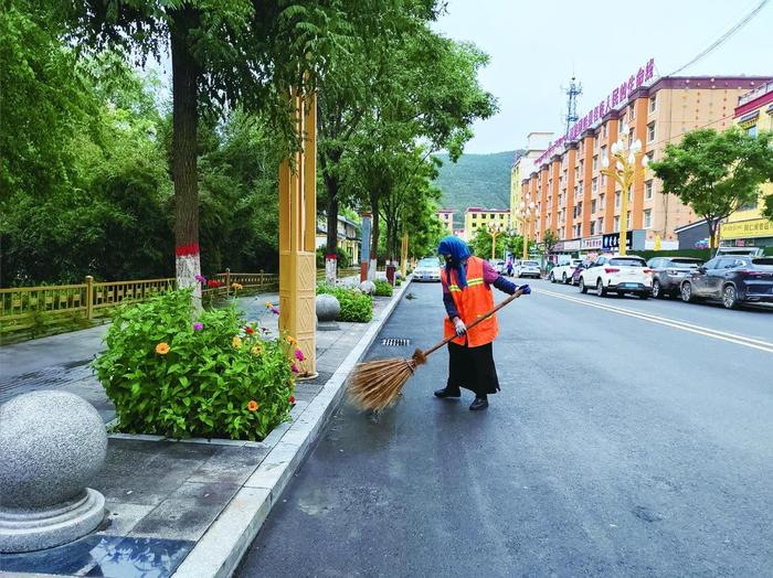 打扫街道，让家乡更美。栾雨嘉 摄