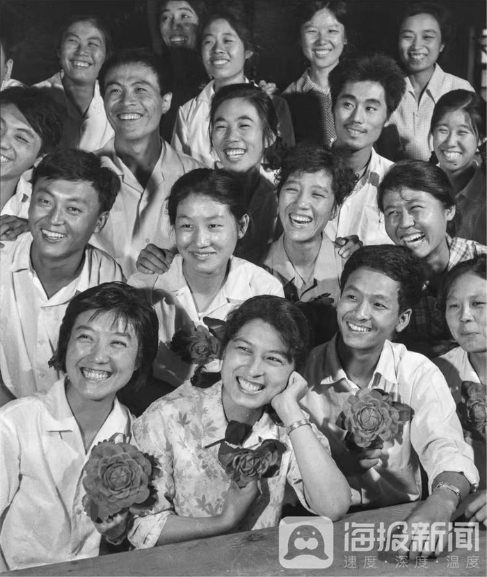 1978年，24岁的王丽丽夺得济南市珠算第一名并参加济南新长征突击手表彰大会。钱捍摄