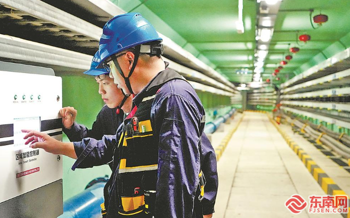 管廊运维员正在对管廊进行检修。