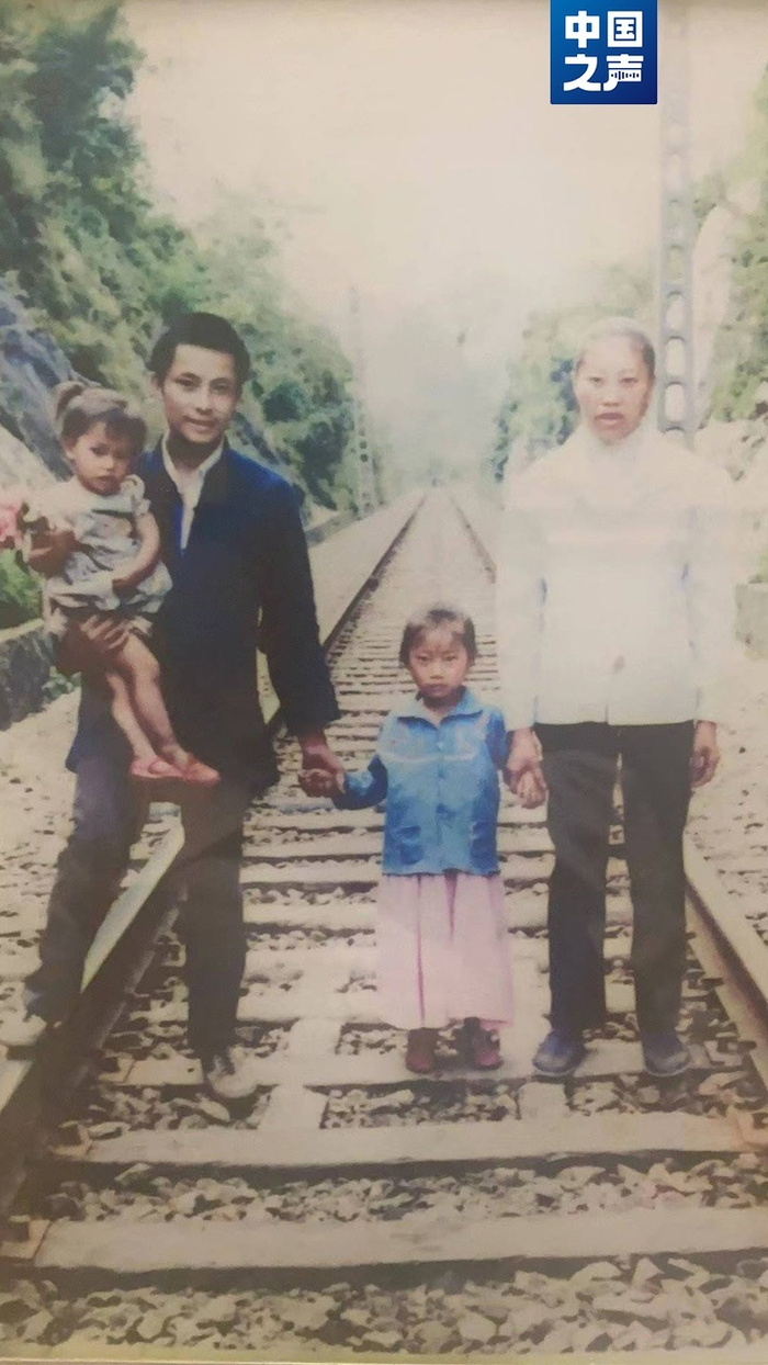 杨妞花（左一）和爸妈、姐姐唯一的合影。